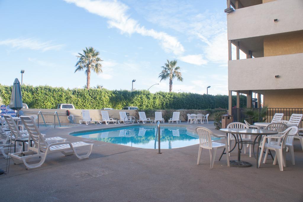 Red Lion Inn & Suites Cathedral City Palm Springs Екстериор снимка