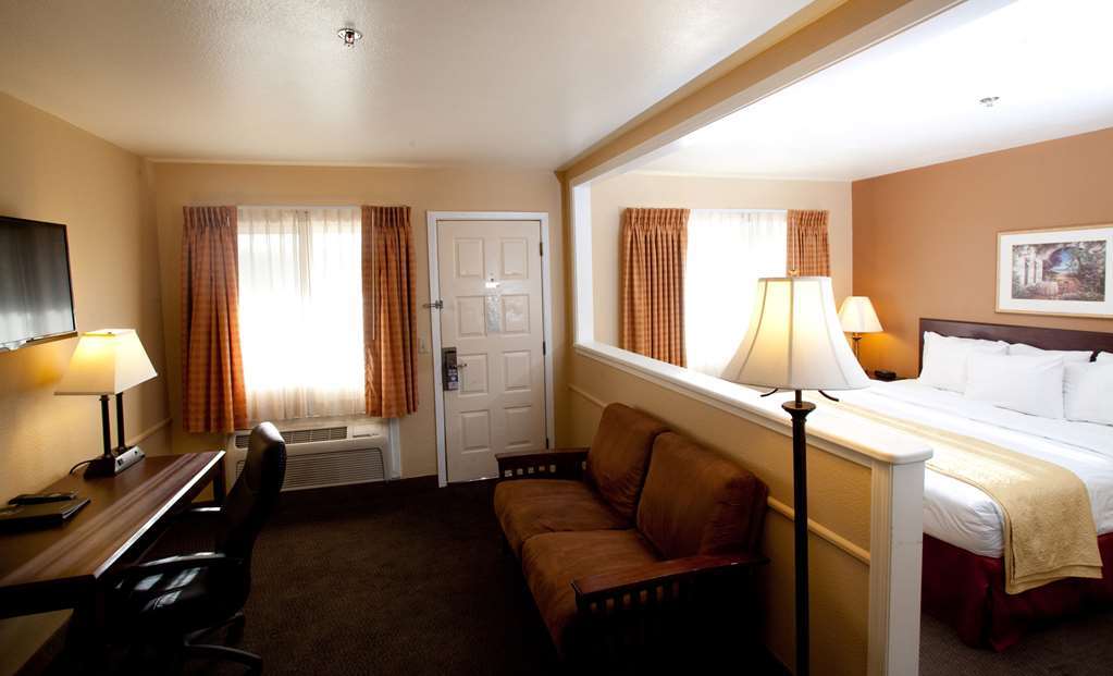 Red Lion Inn & Suites Cathedral City Palm Springs Стая снимка